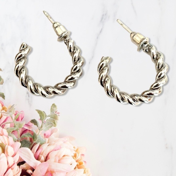 🔴 5 for $10 ONE PAIR Silver Tone Round Shaped Stud Earrings - Picture 1 of 3